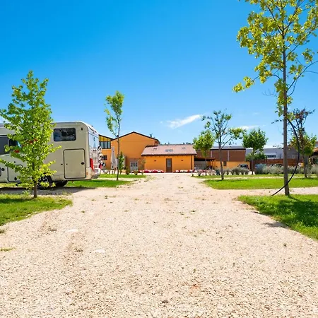 Agricampeggio Le Corniole مكان تخييم *